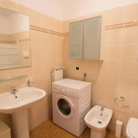 Ristrutturato Con Terrazzo ואראצה